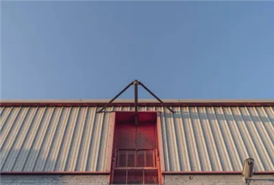 Esplorare la durata di un sistema di tetto in metallo in piedi